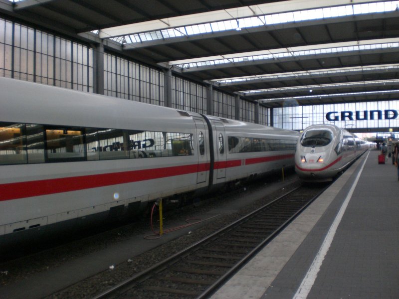 Ein ICE 3 verlsst, nachdem alle Fahrgste aus dem aus Dortmund kommenden Zug ausgestiegen waren, den Mnchner Hbf in Richtung Abstellgruppe.
9.8.2008