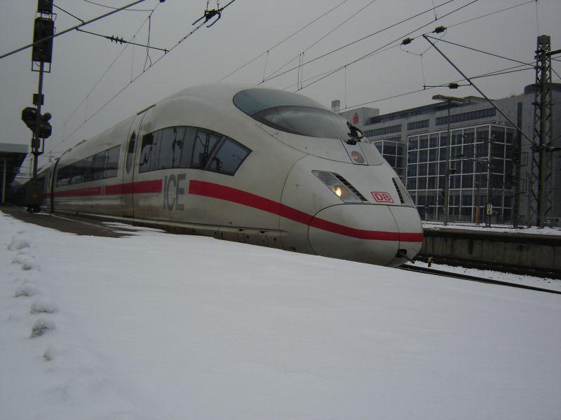 Ein ICE 3 wartet auf seine Abfahrt nach Dortmund HBF.