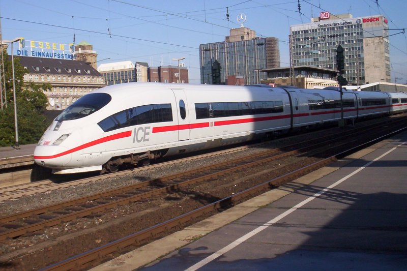 Ein ICE 3(403) verlsst den Essener Hbf im Sommer 2006.