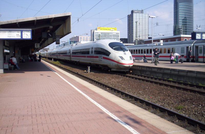 Ein ICE 3(BR 403) steht im Dortmunder Hbf. Mitte Juni 2005