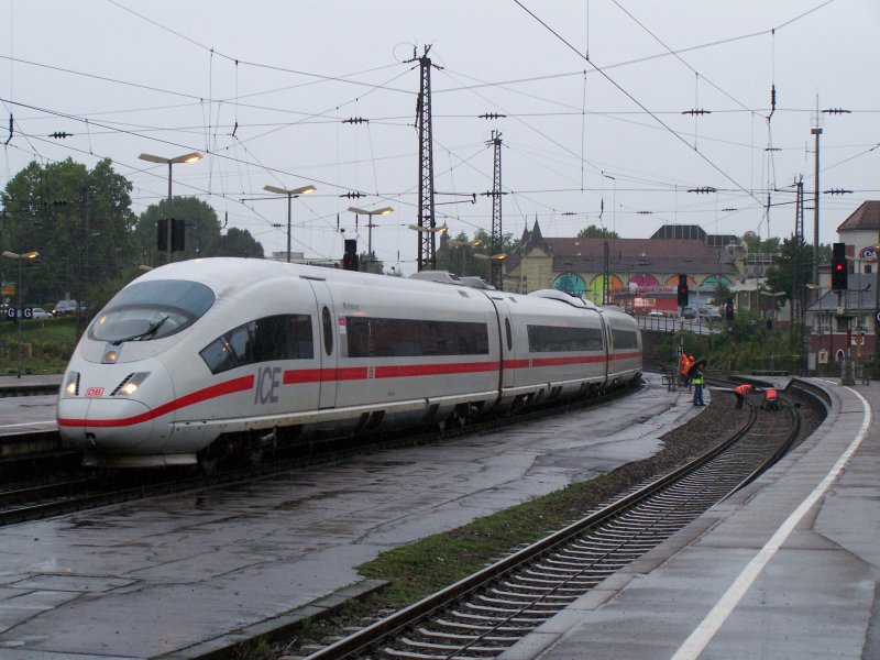 Ein ICE-3M bei der Durchfahrt des Bahnhofes Offenburg. Aufgenommen am 3.September 2007. Rechts im Bild, Bauarbeiten am Gleis.