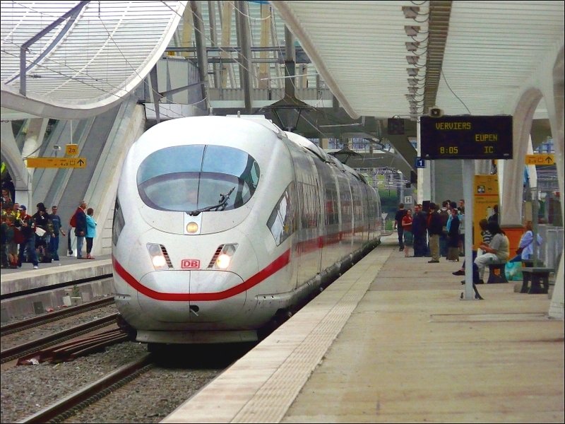 Ein ICE 3M verl�sst den Bahnhof Li�ge Guillemins in Richtung Frankfurt/Main via K�ln am 28.06.08. Sobald der Zug sich in Bewegung gesetzt hatte, wechselte die Zugzielanzeige zum nachfolgendem IC nach Eupen via Verviers, der schon im Bahnhofsvorfeld wartete. (Jeanny)