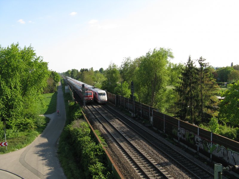 Ein ICE 579 von Hamburg-Altona nach Stuttgart Hbf und ein RE 4576 von Mannheim Hbf nach Frankfurt(Main)Hbf begegnen sich am 07.05.08 in Lampertheim.