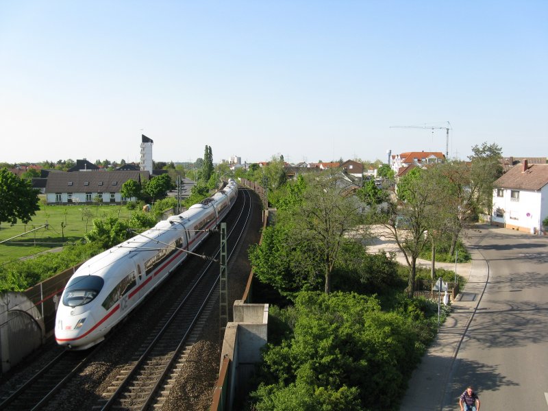 Ein ICE 9552 von Frankfurt(Main)Hbf nach Paris Est.Am 07.05.08 bei der durchfahrt in Lampertheim.