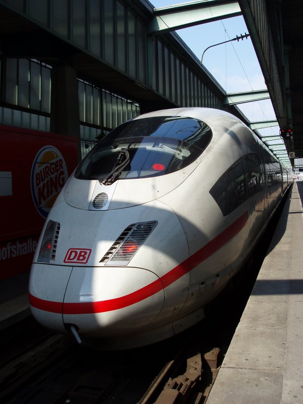 Ein ICE am Stuttgarter Hauptbahnhof