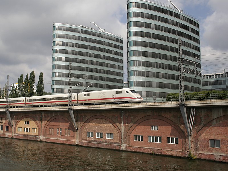 Ein ICE auf der Berliner Stadtbahn in der Nähe des Bahnhofs Jannowitzbrücke. In kürze wird er den Ostbahnhof erreichen, wo die Fahrt endet. 
In die im Hintergrund befindlichen Bürogebäude wird wohl bald die BVG einziehen, so heißt es.
(24.08.2007)
