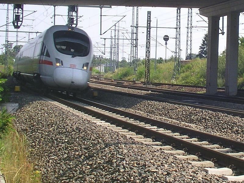 Ein ICE auf dem Weg Richtung Mnchen. Hier kurz vor der Einfahrt in Lutherstadt Wittenberg.