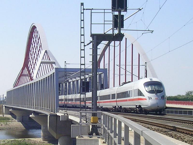 Ein ICE auf dem Weg Richtung Mnchen. Der Zug passiert hier die Elbbrcke in Lutherstadt Wittenberg.