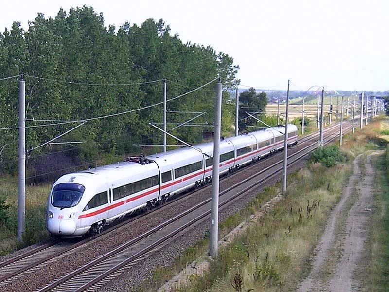 Ein ICE auf der Fahrt von Hamburg nach M�nchen. Der Zug befindet sich kurz hinter Lutherstadt Wittenberg. Im Hintergrund erkennt man noch die Elbbr�cke. 