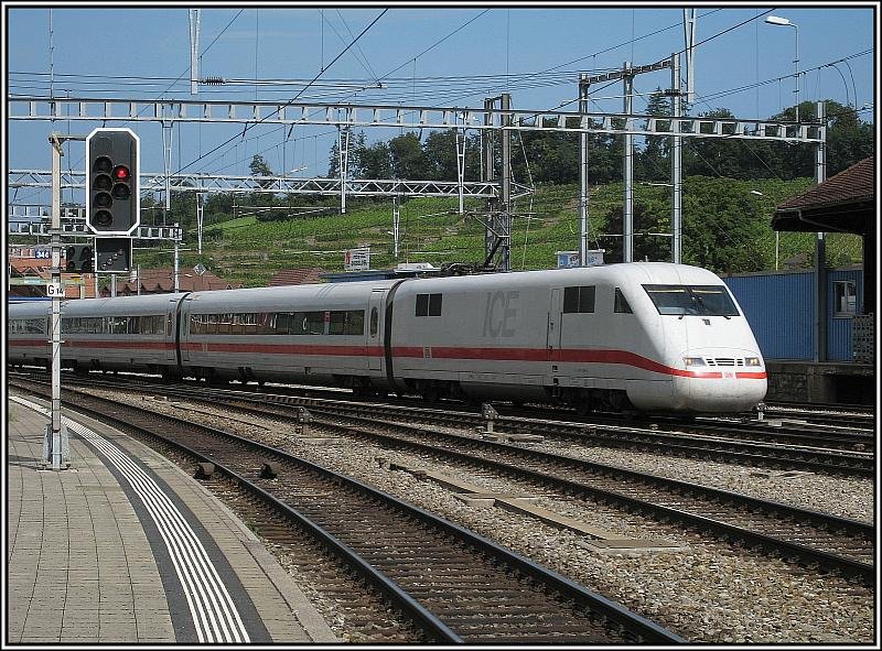 Ein ICE aus Berlin Ostbahnhof mit Ziel Interlaken-Ost trifft am Vormittag des 27.07.2008 im Bahnhof Spiez ein.