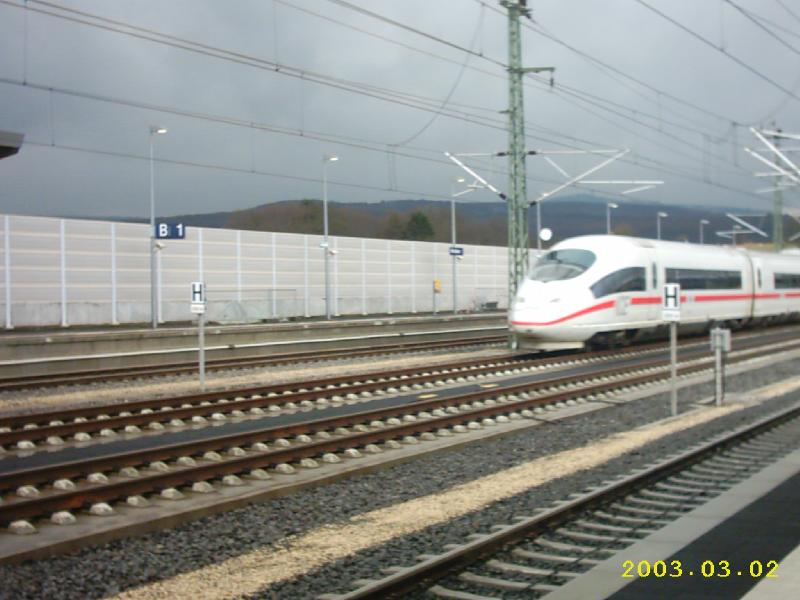 Ein ICE aus Richtung Kln bei der Durchfahrt mit 300Km/h durch den Bahnhof Montabaur. Dieser ICE kommt aus den Niederlanden