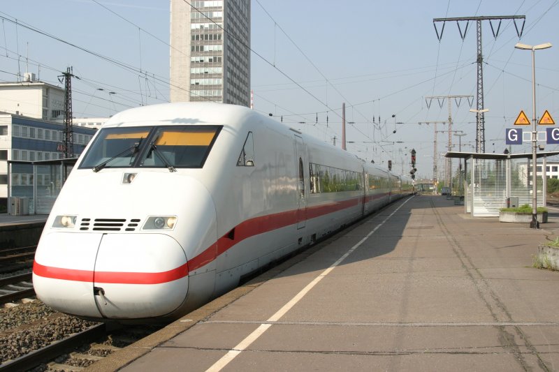 Ein ICE der Baureihe 401 am 18.4.09 in Essen HBF
