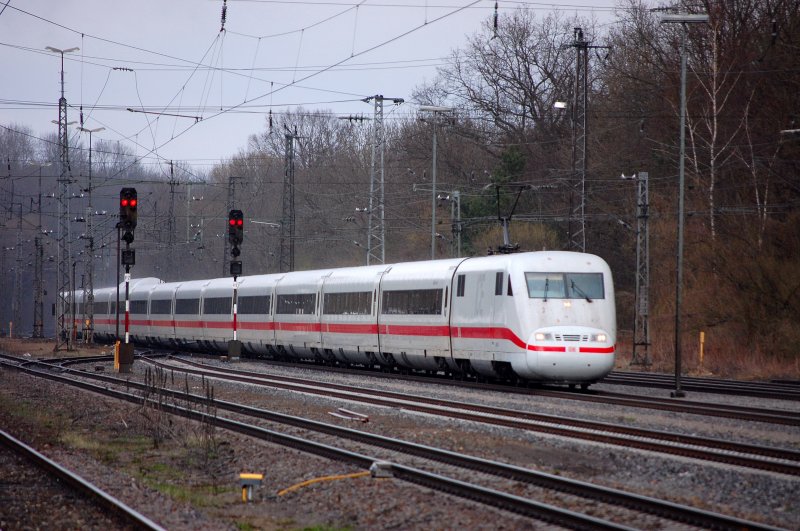 Ein ICE Baureihe 401 durchfhrt gleich nach durchregneter Nacht am frhen Morgen den Bahnhof Neuoffingen.