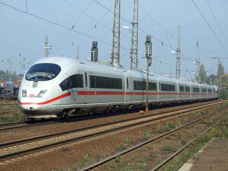 Ein ICE der Baureihe 403 durchfhrt Duisburg-Bissingheim