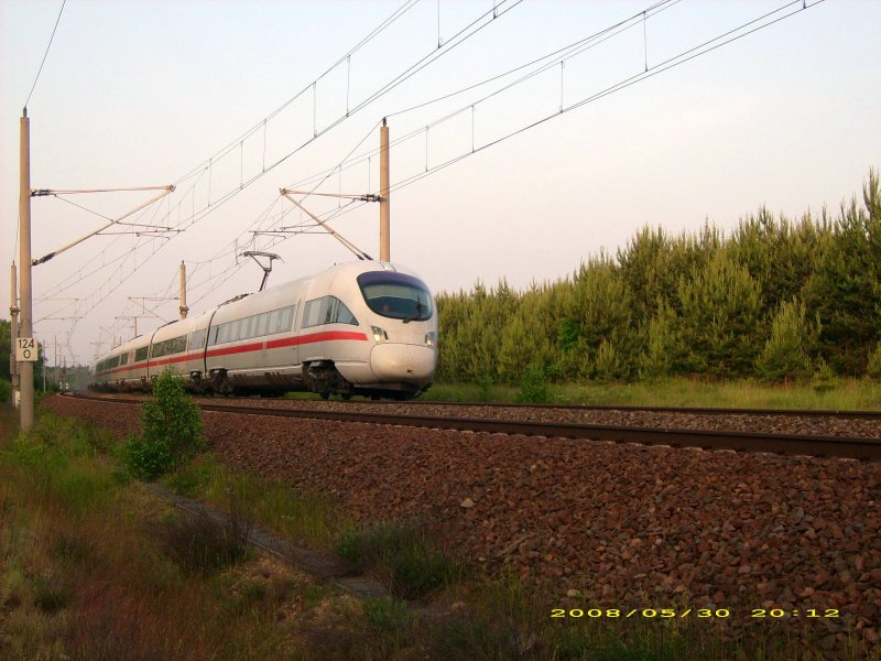 Ein ICE der Baureihe 411 durchfhrt am 30.05.08 Muldesntein. Er befhrt das linke Gleis um eine RB zuberholen. 