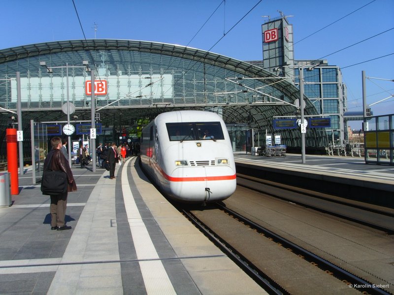 Ein ICE im Berliner Hauptbahnhof