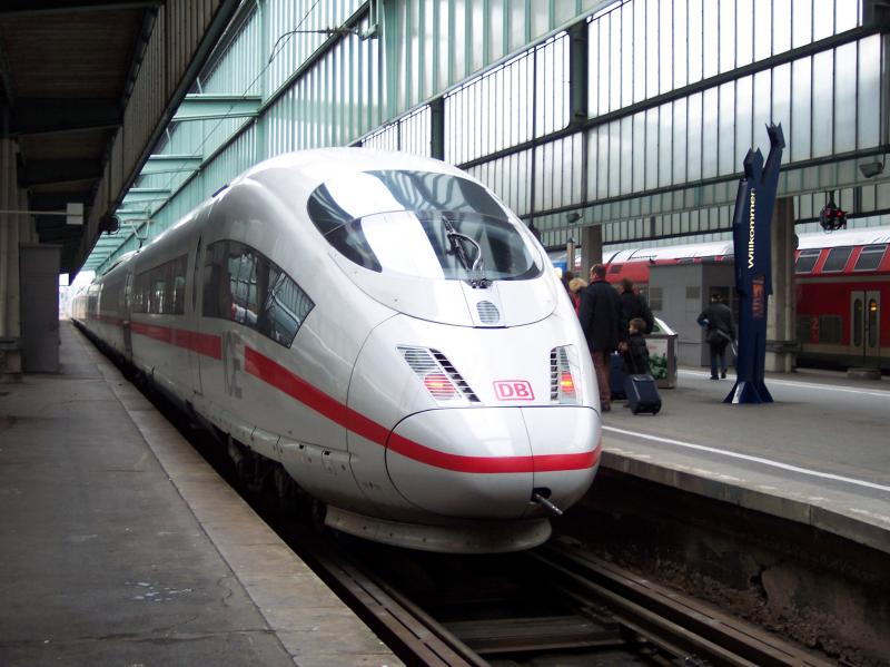 Ein ICE der BR 403 steht am 15.02.2004 abfahrtbereit im Stuttgarter Hauptbahnhof.
