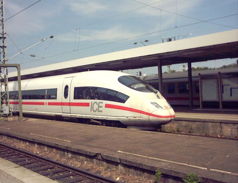 Ein ICE der dritten Generation bei der Ausfahrt aus dem Stuttgarter Hbf.