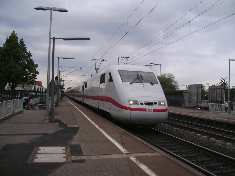 Ein ICE durchfhrt den Bahnhof Herbolzheim im Breisgau. (Frhling 2008)