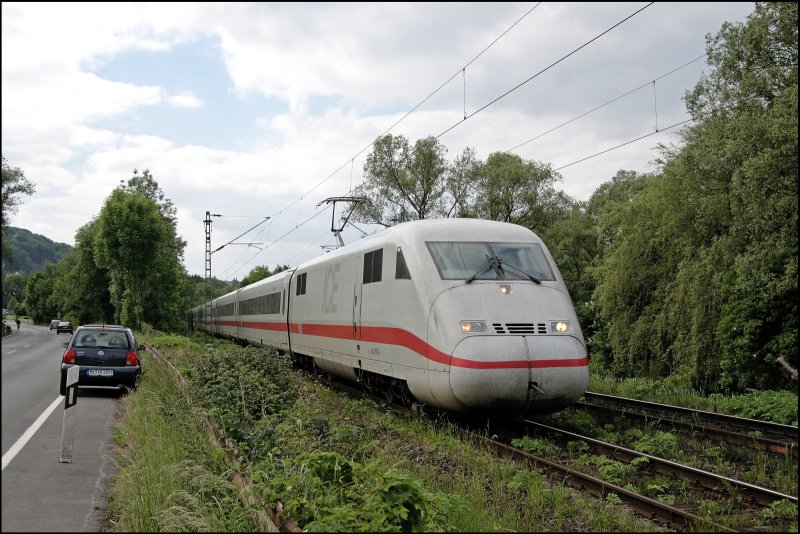 Ein ICE durchfhrt das Grne: 402 002 (9380 5 402 002-0 D-DB)  Wuppertal  fhrt als ICE558 von Berlin Ostbahnhof nach Hagen Hbf. Vermutlich wegen Bauarbeiten endet der Zug dort.... (18.05.2008)
