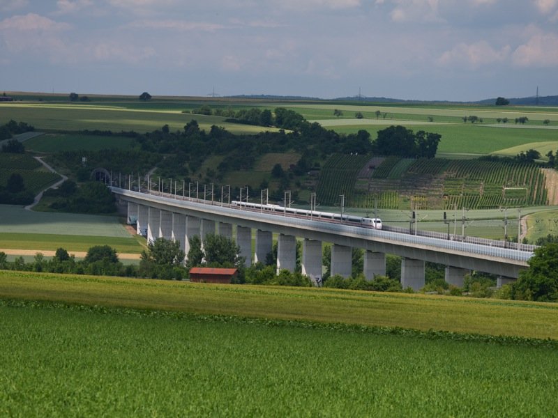 Ein ICE in Fahrtrichtung Mannheim berquert die Enztalbrcke. 18.06.2008.