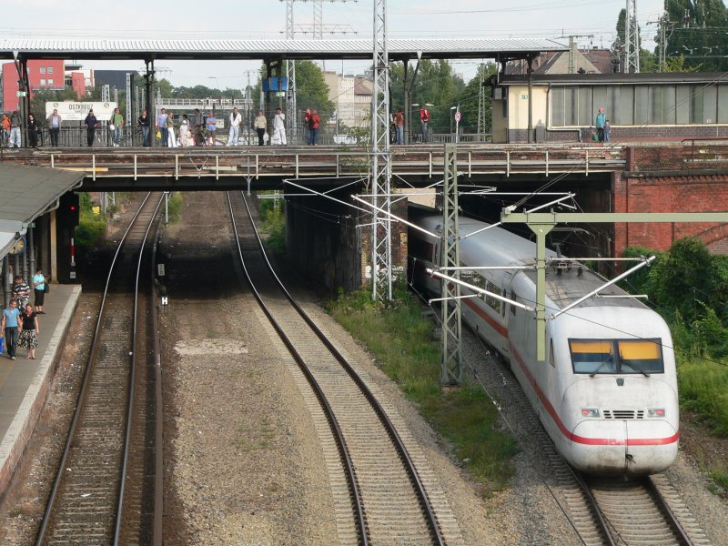 Ein ICE hat seinen Tagesdienst verrichtet und fhrt nun vom Ostbahnhof ber Ostkreuz (Fotostandort) zum Betriebswerk Rummelsburg. 4.8.2007