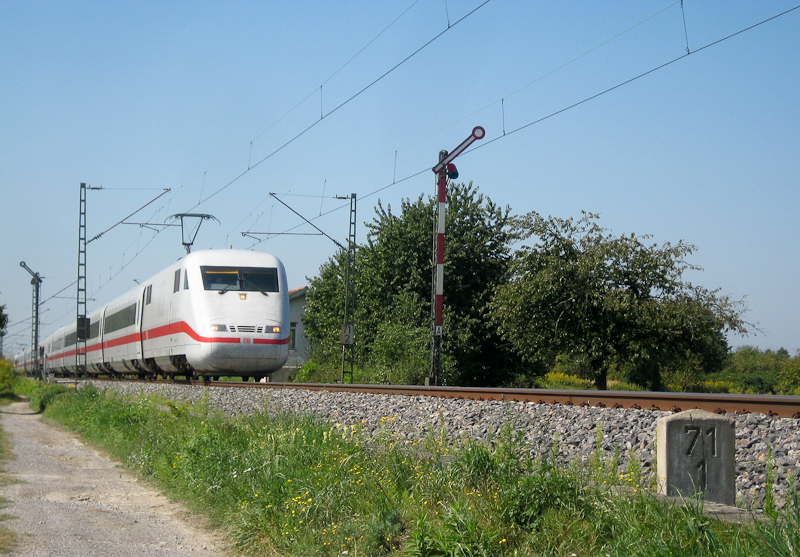 Ein ICE in Richtung Karlsruhe am 24. August 2009 an der Bk Basheide.