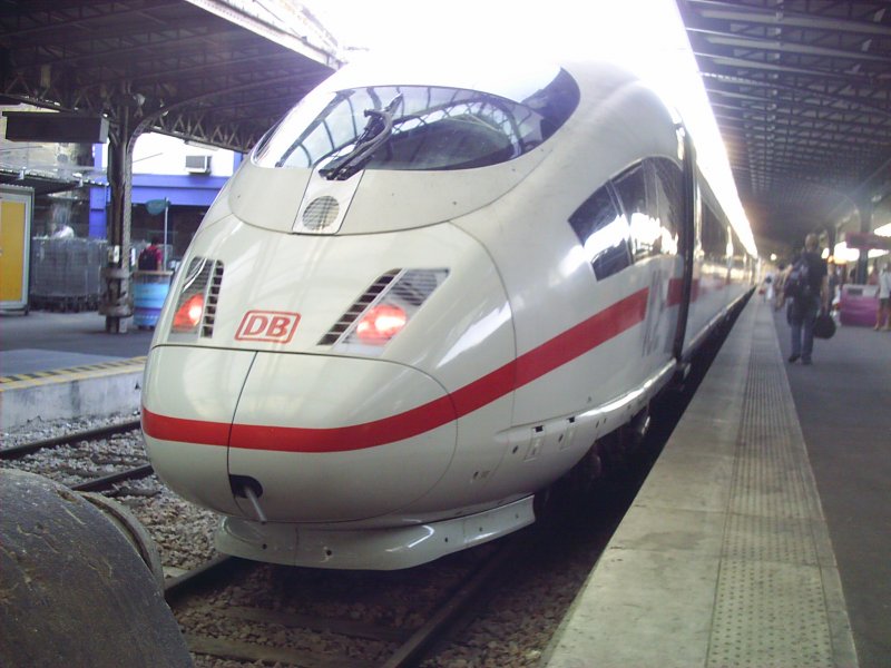 Ein ICE von Saarbrcken Hbf nach Paris Est am 5.8.07 .Der Zug fhrt um 18:54 zurck nach Frankfurt(Main)Hbf in Paris Est.