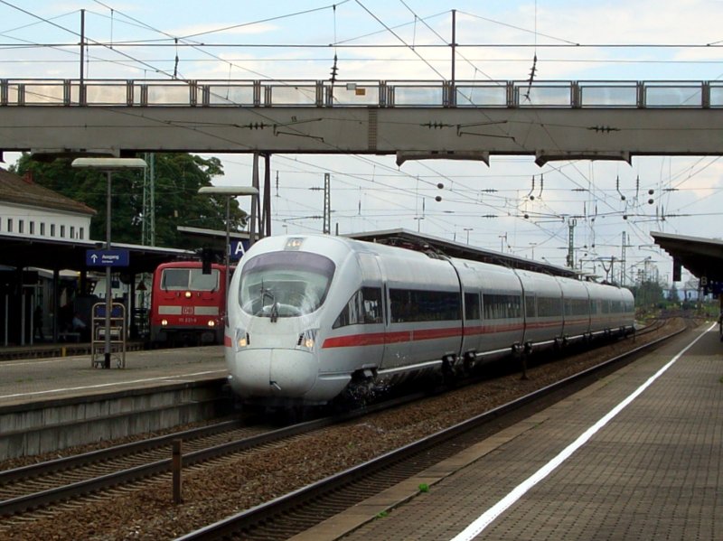 Ein ICE-T am 08.08.2008 beim Scheibenwaschen in Plattling. 