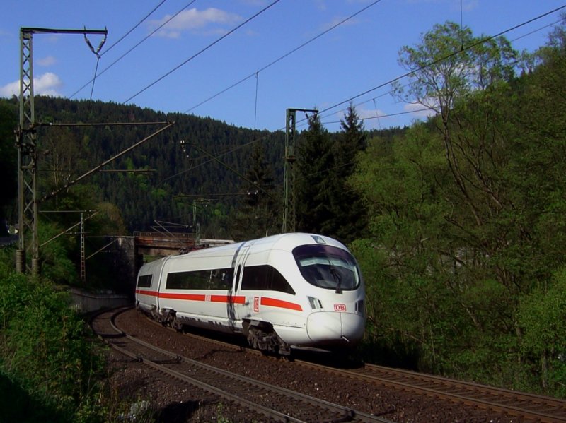 Ein ICE T am 10.05.2008 bei Lauenstein an der Frankenwaldbahn.