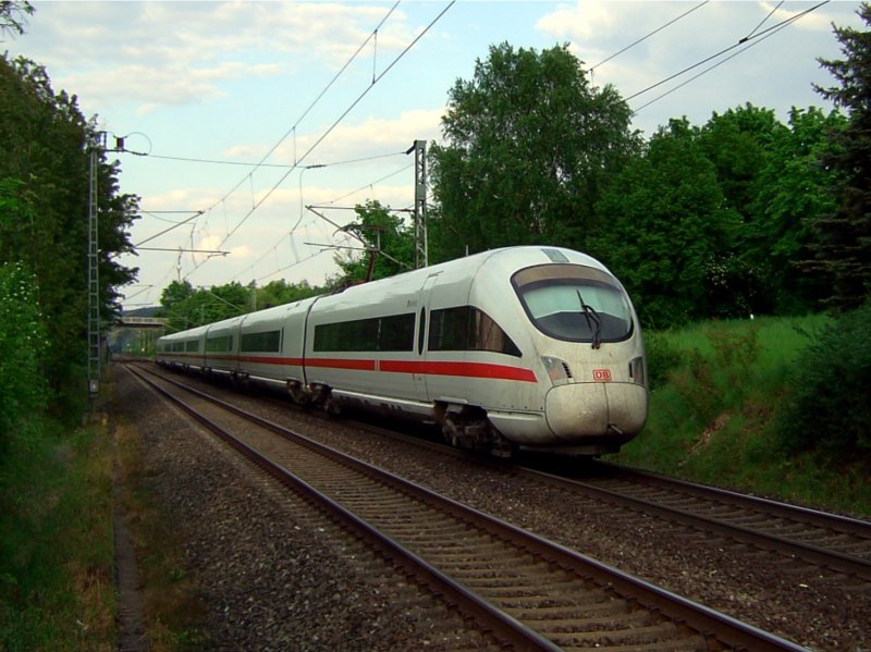 Ein ICE-T am 12.05.2008 bei der Durchfahrt in Redwitz (Rodach). 