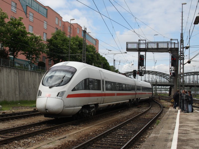 Ein ICE-T am 16.05.2009 bei der Einfahrt in den Mnchner Hbf. am Rechten Bildrand ist die Fotogruppe von Bahnbilder zusehen. (Bahnbildertreffen)