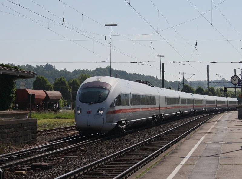 Ein ICE-T am 23.05.2009 bei der Durchfahrt in Vilshofen.