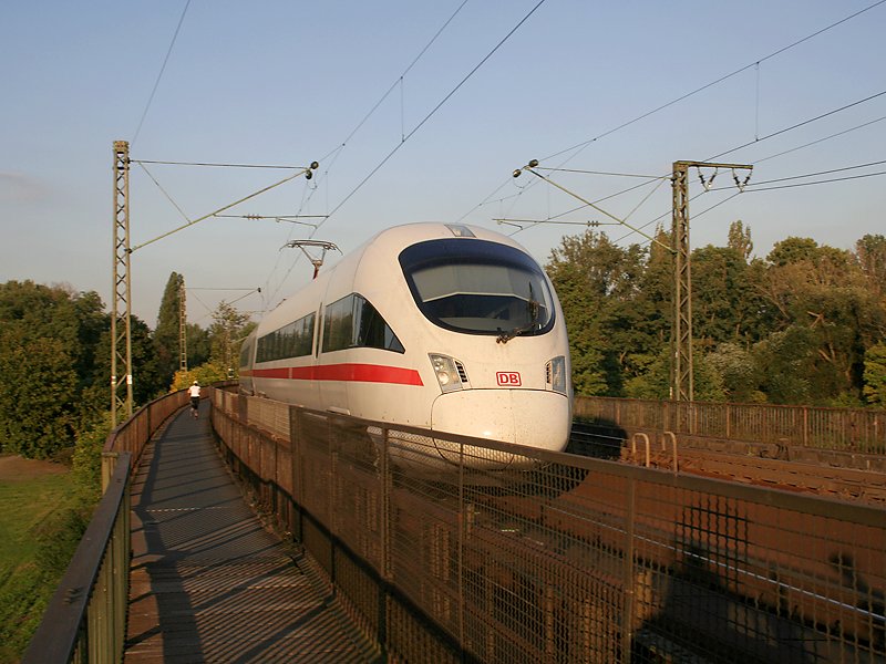 Ein ICE-T aus Frankfurt am Main in Gustavsburg kurz vor der berqueerung des Rheins.
(30.08.2007)