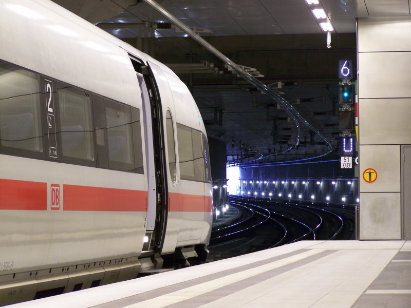 Ein ICE-T im Bahnhof Berlin Hbf (tief) kurz vor der Abfahrt. Der Zug fuhr als ICE 1613 von Hamburg-Altona nach Mnchen Hbf via. Leipzig Hbf, Nrnberg Hbf.