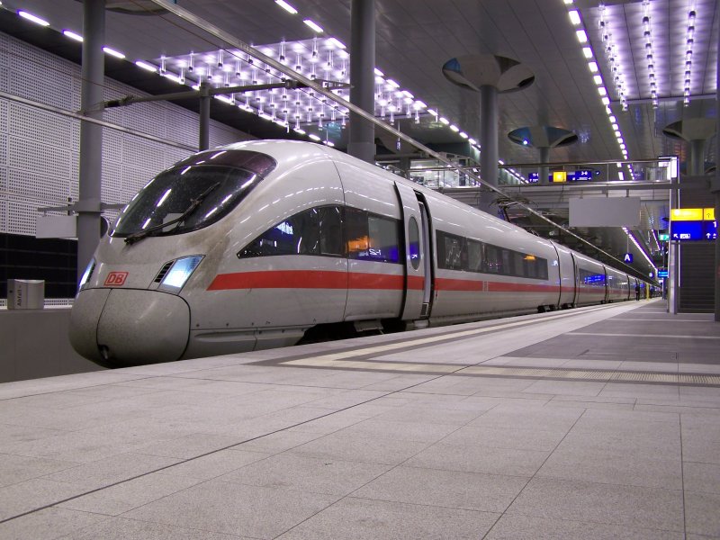 Ein ICE-T im Bahnhof Berlin Hbf. Aufgenommen am Abend des 29.Oktober 2007