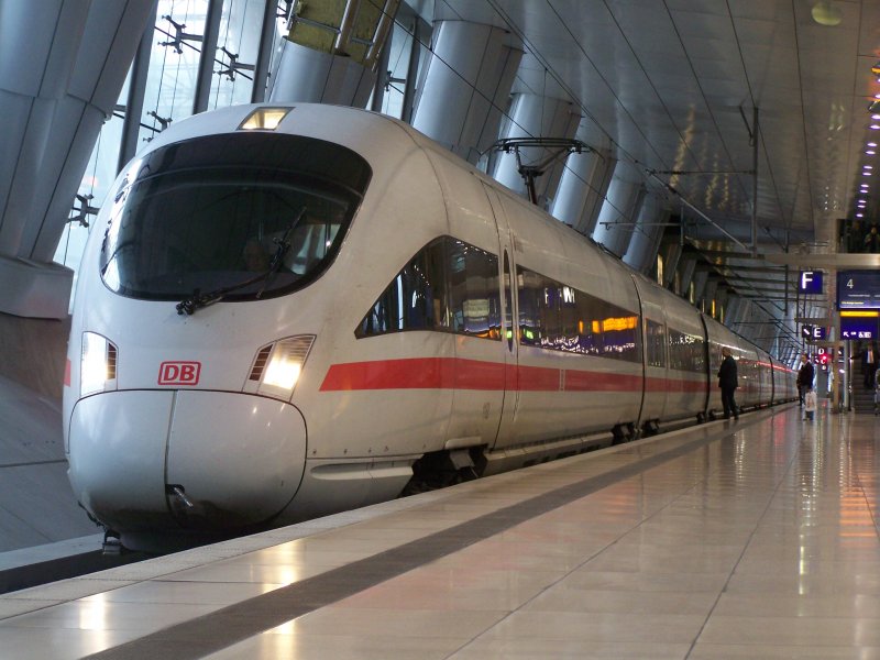 Ein ICE-T im Bahnhof Frankfurt/Flughafen-Fernbahnhof. Aufgenommen am 12.Janaur 2008. Danke noch fr den Gru vom Tf.