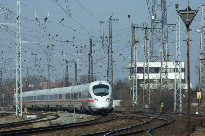 EIn ICE-T der Baureihe 411 mit dem Namen  Freie und Hansestadt Hamburg  durchquert als IC 73933 den Bahnhof von Grokorbetha.
Erstaunlicherweise werden die ICEs, die in Kooperation mit der BB genutzt werden, auch fr den ICE-Ersatz genutzt.
Grobetha, der 3.4.09