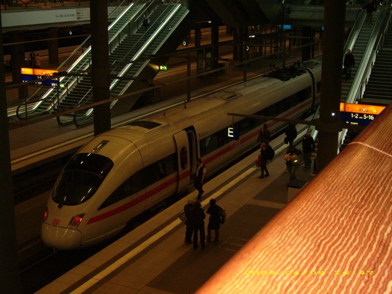 Ein ICE-T der Baureihe 411 steht am 09.04.08 im Tiefbahnsteig-Bereich des Berliner Hauptbahnofes.