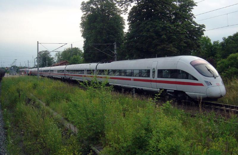 Ein ICE-T (BR 411)  Berlin  durchfhrt am 25.06.2005 als ICE Berlin-Fankfurt(M) auerplanmig den Bahnhof Smmerda. Auf Gleis 2 wartet der RE Erfurt-Magdeburg (VT 642) zur weiterfahrt, da die Strecke ab Smmerda Eingleisig wird. Aufgenommen aus dem Fhrerstand von R4C 185-CL 007.