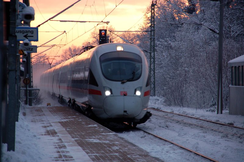 Ein ICE-T der BR 411 durchfhrt am 09.01.09 von Leipzig Hbf kommend den Bahnhof Burgkemnitz. Als er angeschossen kam war von der Schneewehe noch nicht viel zu sehen...