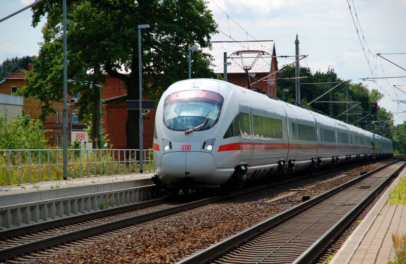 Ein ICE-T der BR 411 durchfhrt am 26.07.09 Burgkemnitz Richtung Berlin.
