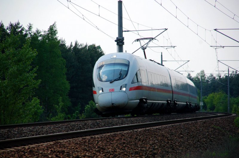 Ein ICE-T der BR 411 fhrt bei Muldenstein Berlin entgegen. Fotografiert am 03.05.09.