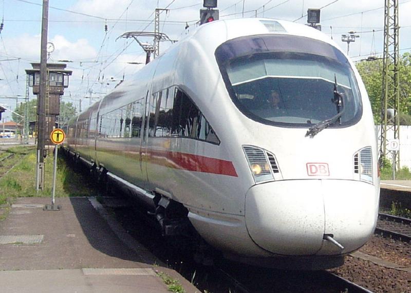 Ein ICE-T (BR 411) fhrt am 12.05.2005 als ICE Dresden-Frankfurt in Erfurt Hbf ein.
