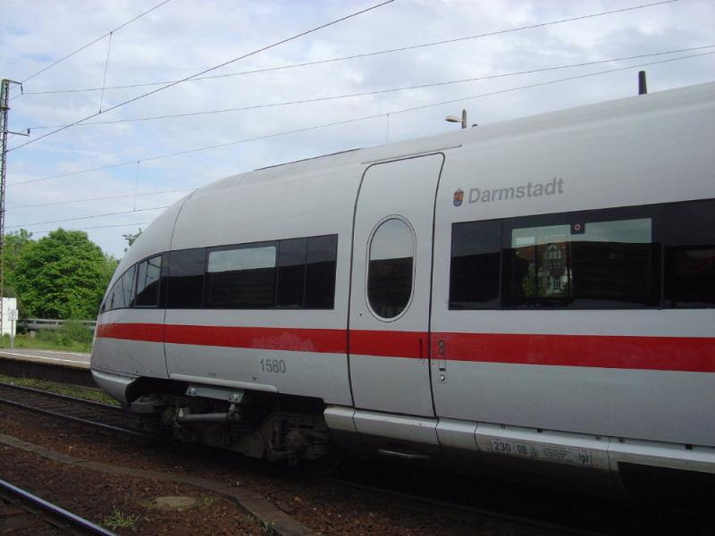 Ein ICE-T (BR 415)  Darmstadt  steht am 20.05.2005 als ICE Frankfurt-Dresden abfahrbereit in Erfurt Hbf. Wei� irgendjemand, was es mit der Nummer dort auf dem Zug auf sich hat? Die Nummer war ganz neu angebracht...