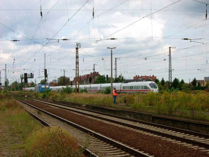 Ein ICE-T der BR 415 durcheilt Grokorbetha in Richtung Weimar. Wie im Bild zusehen war ich an diesem Tag nicht der einzige Trainspotter. Fotografiert am 18.08.08.