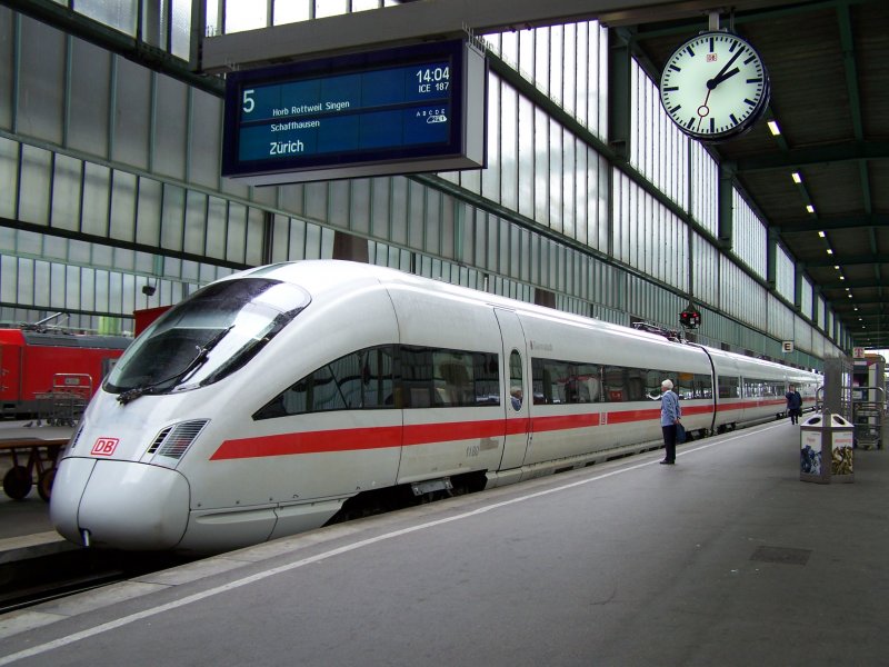 Ein ICE-T Br.411 im Bahnhof Stuttgart Hbf. Dieser Zug furh als ICE187 nach Zrich. Der Tiebwagen war auf den Namen  Darmstadt  getauft. Aufgenommen am 03.07.2007