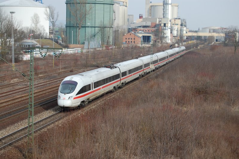 Ein ICE-T bzw rasende Weiwurst kurz vor Bf Regensburg. Na, hab ich den Schornstein nicht schn abgeschnitten? 