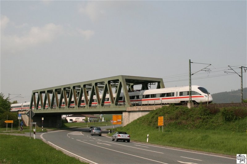 Ein ICE-T durchfhrt am 1. Mai 2009 die Straenbrcke ber die Bundesstrae 85 bei Gundelsdorf in nrdliche Richtung.