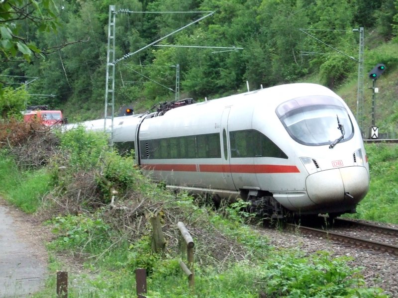 Ein ICE-T (ET 415) fhrt bei sterfeld in Richtung Stuttgart Hbf die Gubahn hinab. Im Hintergrund verschwindet gerade BR 189 040 auf dem Gegengleis. (03.06.2008)